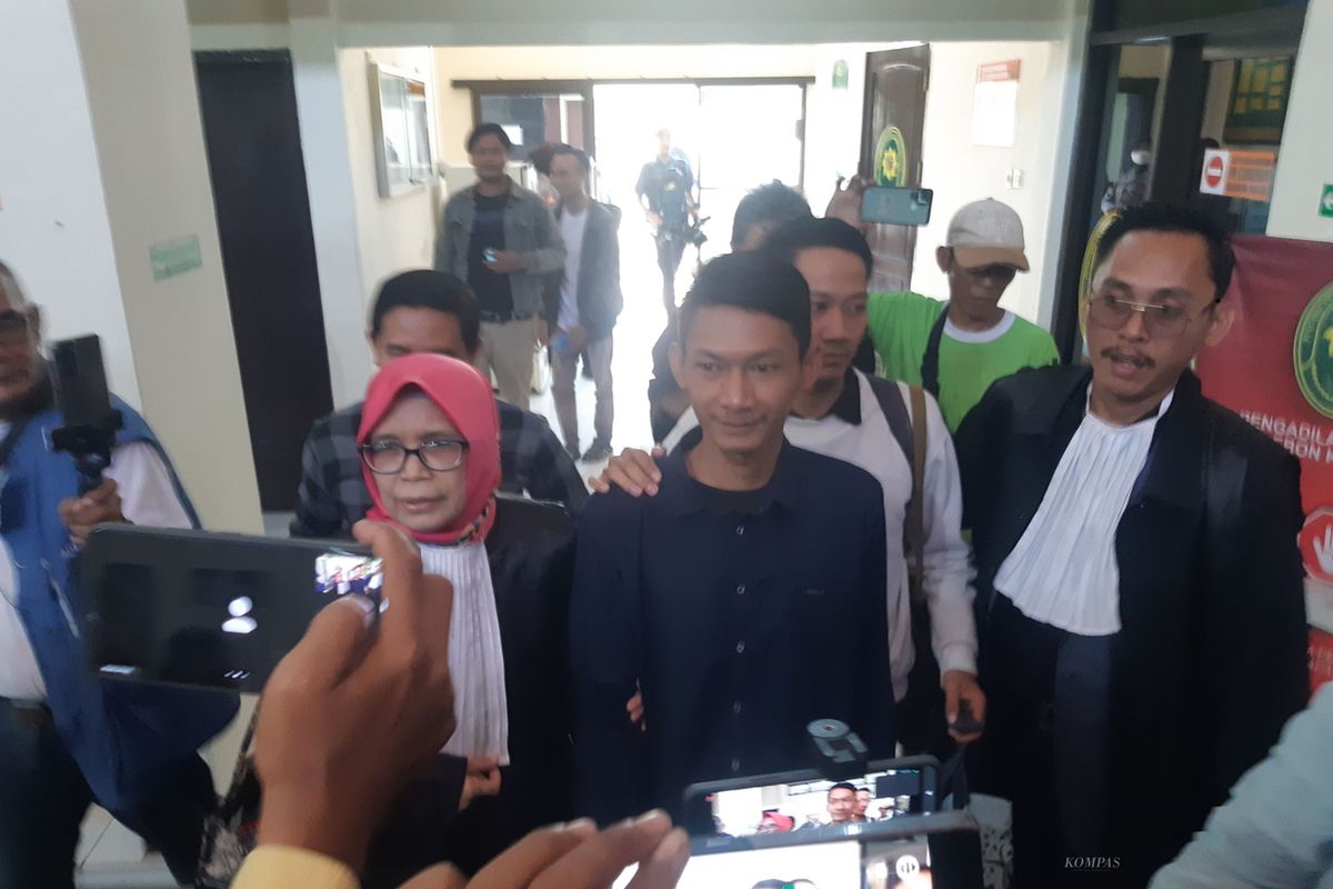 Titin Prialianti, kuasa hukum Saka, bersama Saka bersiap memasuki ruang sidang di Pengadilan Negeri Cirebon, Jawa Barat, Selasa (30/7/2024). Saka, eks terpidana pembunuhan Vina pada 2016, mengajukan peninjauan kembali atau PK dalam kasusnya