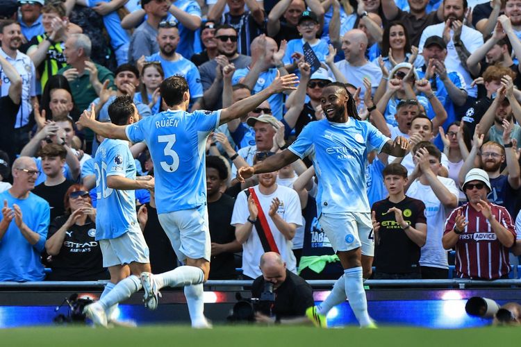 Antoine Semenyo (kanan) merayakan gol pertama timnya dalam pertandingan sepak bola Liga Inggris antara Manchester City vs Aston Villa di Stadion Etihad di Manchester, barat laut Inggris, pada 24 Mei 2026. (Foto oleh Darren Staples / AFP) 
