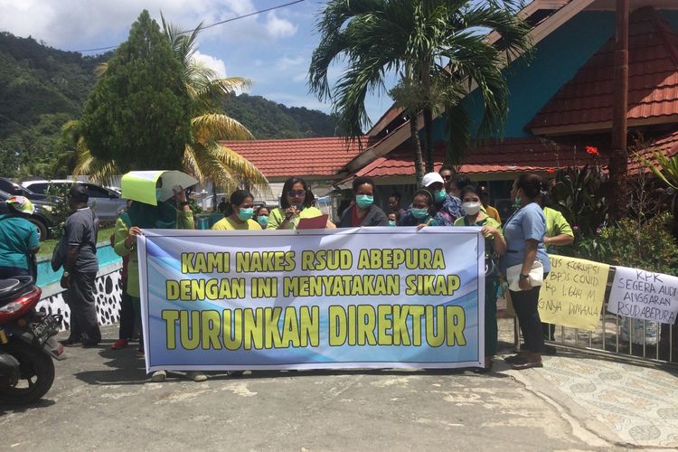 Tenaga Nakes (Nakes) RSUD Abepura, Jayapura, saat melakukan aksi demo di depan halaman RSUD Abepura, Jayapura, Papua, Jumat (11/8/2023).