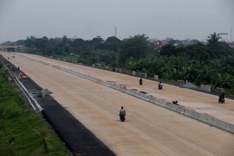 Proyek jalan tol Depok - Antasari (Desari) di Depok, Jawa Barat, , Sabtu (1/11/2017). Tol ini diharapkan mampu mengurai kepadatan di Tol Jagorawi serta jalur utama TB Simatupang dan Lenteng Agung. KOMPAS IMAGES/KRISTIANTO PURNOMO
