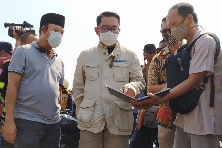 Gubernur Jawa Barat Ridwan Kamil mengecek lokasi pembangunan masjid hasil rancagannya di Purwokerto, Kabupaten Banyumas, Jawa Tengah, Sabtu (24/10/2020).