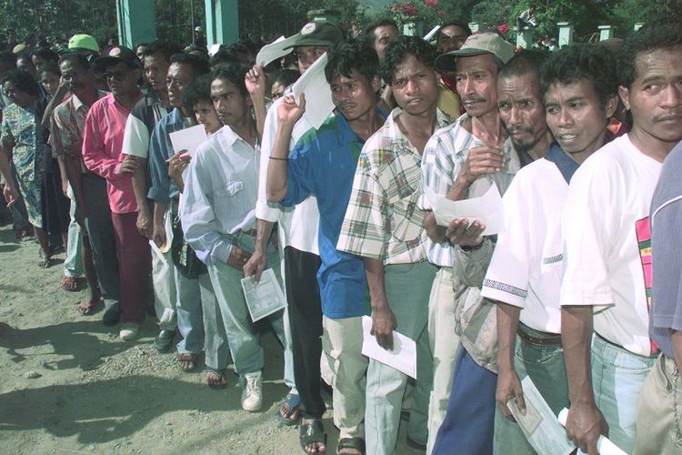 Ribuan warga Kota Dili antre dalam pelaksanaan penentuan pendapat di Timor Timur, 30 Agustus 1999. Antusiasme yang sangat tinggi begitu terlihat dalam pelaksanaan penentuan di Timor Timur.