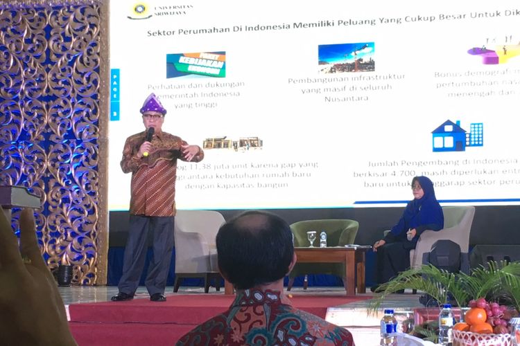 Direktur Utama PT Bank Tabungan Negara (Persero) Tbk, Maryono (berdiri di panggung), memberikan materi dalam pelatihan literasi properti di Universitas Sriwijaya, Palembang, Sumatera Selatan, Senin (30/10/2017)