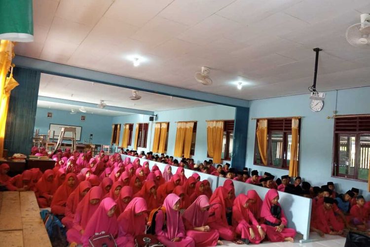 Seluruh murid Sekolah Menengah Pertama (SMP) Nurul Jannah yang merupakan sekolah berbasis Pesantren yang ada di Kabupaten Natuna, Kepulauan Riau (Kepri) menggelar doa bersama. Hal ini dilakukan guna memanjatkan doa agar vorus corona tidak mewabah di pulau terdepan Indonesia ini.