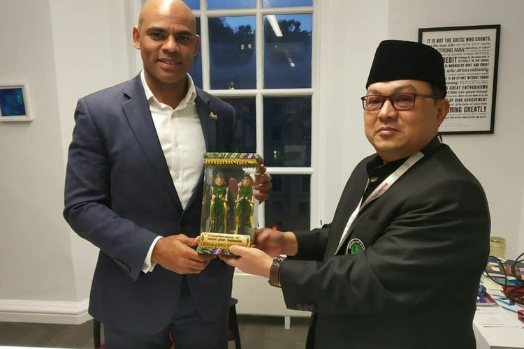 Salah satu ulama asal Jawa Barat yang tergabung dalam English for Ulama, Ridwan Subagya, saat menggelar pertemuan dengan Wali Kota Bristol.