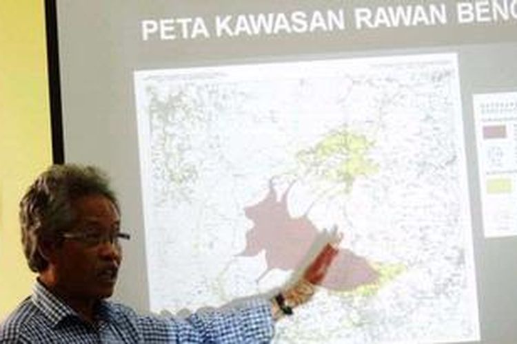 Kepala Pusat Vulkanologi dan Mitigasi Bencana Geologi Surono paparkan petankawasan rawan bencana di Pos Pengamatan Gunung Guntur, Garut, Jawa Barat, Selasa (9/4/2013). Tremor Gunung Guntur terus meningkat dengan aktivitas kegempaan semakin dangkal. Warga tersebut pun mulai mempelajari kawasan aman untuk situasi darurat.

