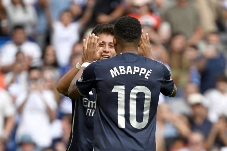 Arda Gueler dan Kylian Mbappe merayakan gol bagi Real Madrid ke gawang Real Sociedad. Pertandingan pekan keempat Liga Spanyol 2025-2026  Sociedad vs Madrid bergulir di Stadion Reale Arena, kick off pukul 21.15 WIB.