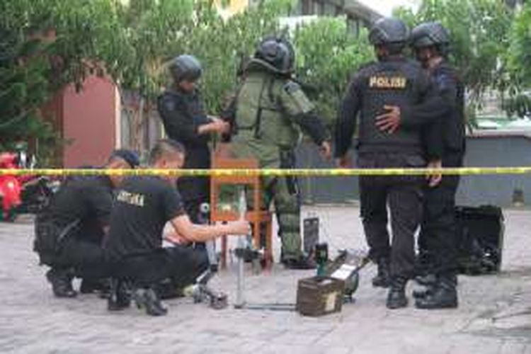 Sejumlah Anggota Jihandak dari Gegana  Polda Maluku, sedang memeriksa sebuah paket yang diduga bom yang ditaruh di halaman SMA Negeri 2 Ambon, Jumat (20/5/2016)  