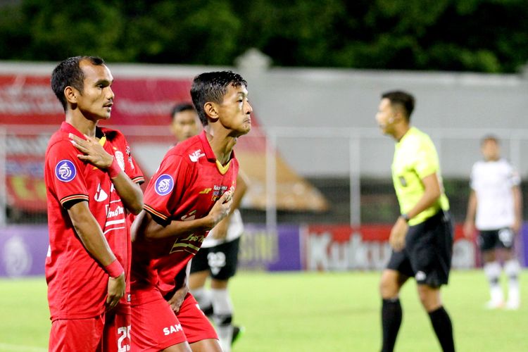 Pemain Persija Jakarta Riko Simanjuntak dan Dony Tri Pamungkas saat pertandingan pekan ke 31 Liga 1 2021-2022 melawan  Persikabo 1973 yang berakhir dengan skor 0-4 di Stadion Kompyang Sujana Denpasar, Minggu (13/3/2022) malam.