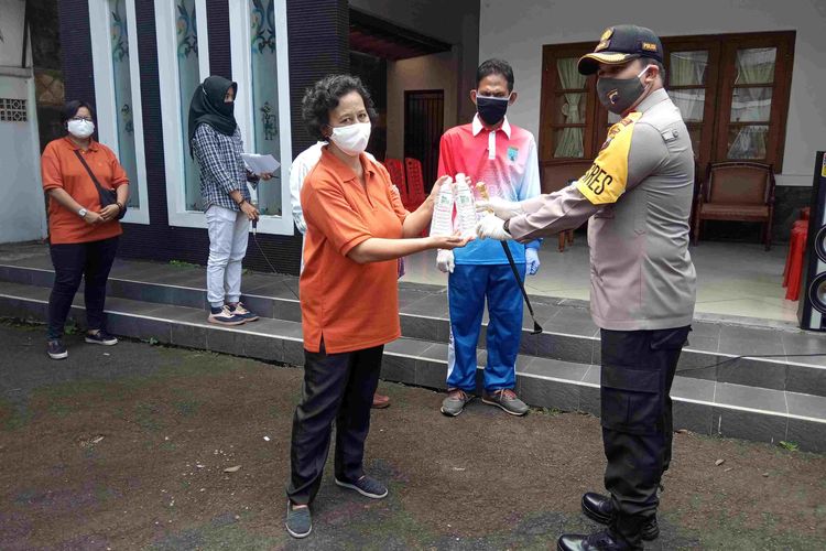 Kapolres Salatiga AKBP Rahmat Hidayat menyerahkan bantuan untuk warga terdampak Covid-19.