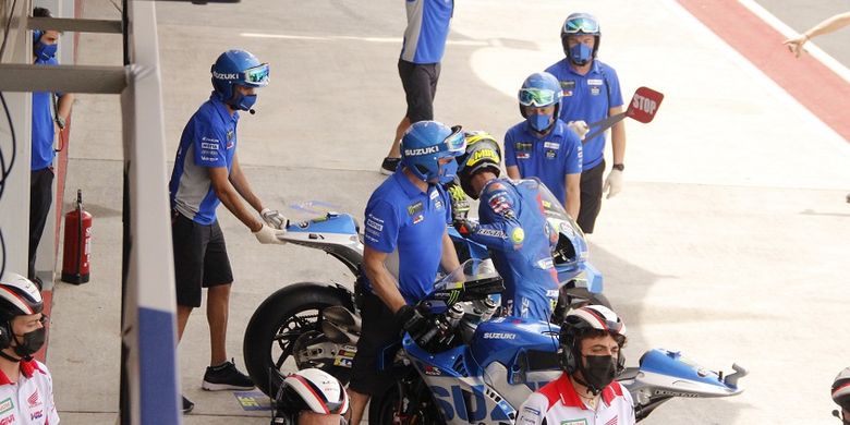 Situasi saat pebalap Suzuki Ecstar Joan Mir latihan berganti motor dalam sesi warm up atau pemanasan menjelang balapan MotoGP Mandalika, Minggu (20/3/2022) pagi Wita.