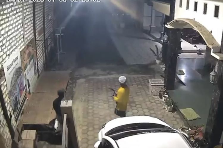 Teror Maling Bawa Celurit Terang-terangan di Pamekasan, Hampir Duel dengan Satpam Toko