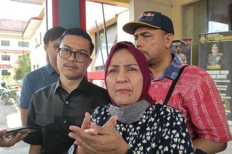 Orang tua Ken Admiral, Elvi Indri saat diwawancarai kondisi anaknya terkini, Kamis (27/4/2023). Diketahui, Ken korban penganiayaan Aditya Hasibuan, anak perwira Polda Sumut, AKBP Achiruddin Hasibuan. 