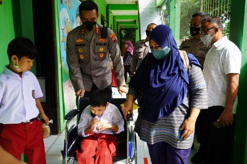 Jemput Bola, Kapolres Semarang Dorong Kursi Roda Siswa SLB untuk Ikuti Vaksinasi