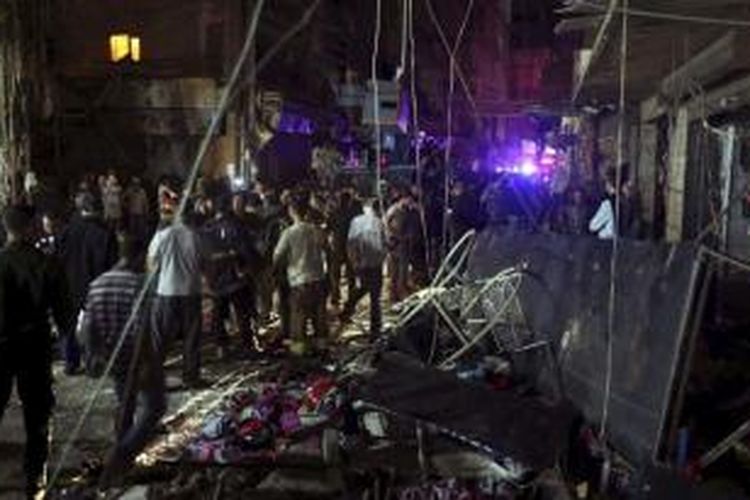 Dua buah bom meledak di sebauh kawasan komersial di basis kelompok Hezbollah di Beirut, Lebanon, Kamis (12/11/2015). Ledakan itu menewaskan 41 orang dan melukai 200 orang lainnya.