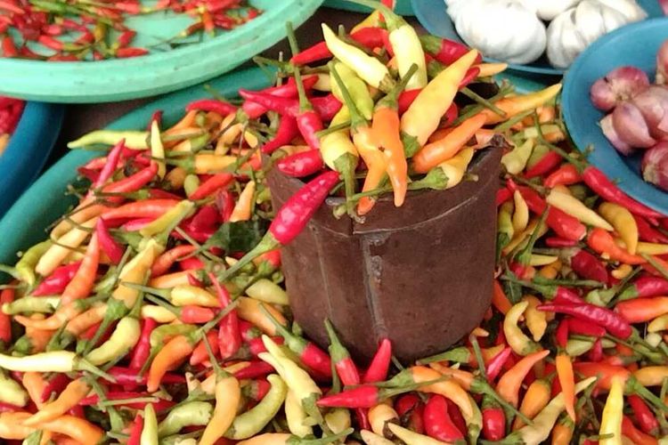 Jelang Natal dan Tahun Baru, harga cabai rawit yang dijual di pasar tradisional Karya Nugraha, Kota Baubau, Sulawesi Tenggara semakin naik. Bila sebelumnya harga cabai rawit Rp 300.000 per kilogram (kg), kini naik menjadi Rp 450.000 per Kg.