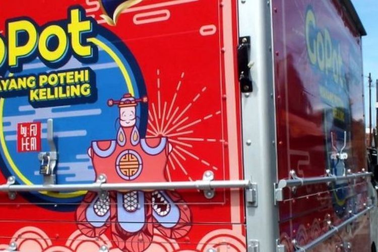 Pentas wayang Potehi keliling atau GoPot menggunakan mobil pengangkut barang yang didesain khusus dan fleksibel sebagai panggung pertunjukan.