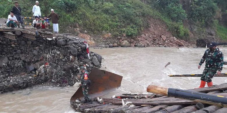 Banjir merendam ratusan rumah dan jembatan putus di Kabupaten Lebak, Banten, Selasa (10/8/2021).