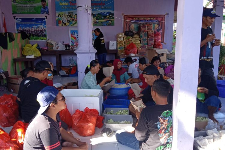 Warga Desa Wonorejo Trisulo Kecamatan Plosoklaten Kabupaten Kediri membuka dapur umum di lokasi bencana Gunung Semeru.