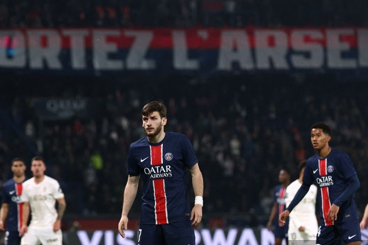 Ekspresi Khvicha Kvaratskhelia kala beraksi dalam laga Liga Perancis 2024-2025 antara PSG vs Nice di Stadion Parc des Princes, 25 April 2025. (Photo by FRANCK FIFE / AFP)
