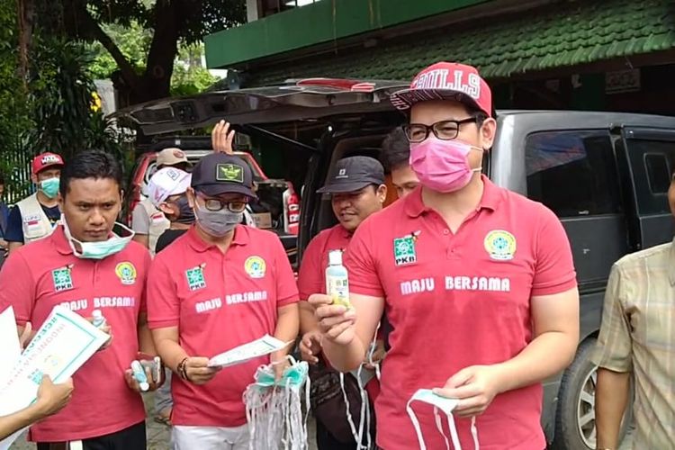 Aksi Tommy Kurniawan bagikan masker dan hand sanitizer di kawasan Cikini, Jakarta Pusat, Kamis (26/3/2020). 