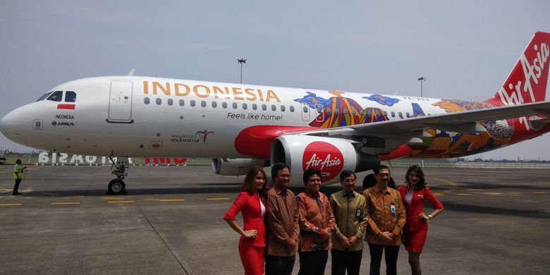 Jajaran direksi AirAsia Indonesia, Kementerian Perhubungan, dan Kementerian Pariwisata berfoto di depan pesawat AirAsia Indonesia bertipe Airbus 320 dengan gambar bertema pariwisata dan budaya Indonesia berupa Candi Borobudur, Gunung Bromo, dan Wayang serta logo Wonderful Indonesia dipamerkan di area Garuda Maintainance Facilities (GMF) Aeroasia, Banten, Rabu (13/9/2017). Pemasangan gambar-gambar bertema pariwisata Indonesia ini bertujuan untuk turut mempromosikan pariwisata Indonesia.