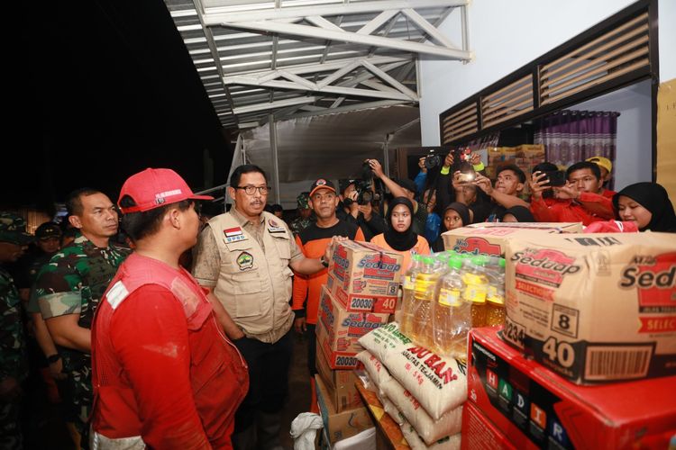 Penjabat (Pj) Gubernur Jawa Tengah Nana Sudjana meninjau lokasi banjir bandang di Desa Wangandowo, Kecamatan Bojong, Kabupaten Pekalongan, Kamis (14/3/2024). Tidak hanya itu, ia juga memberikan bantuan logistik kepada korban banjir 