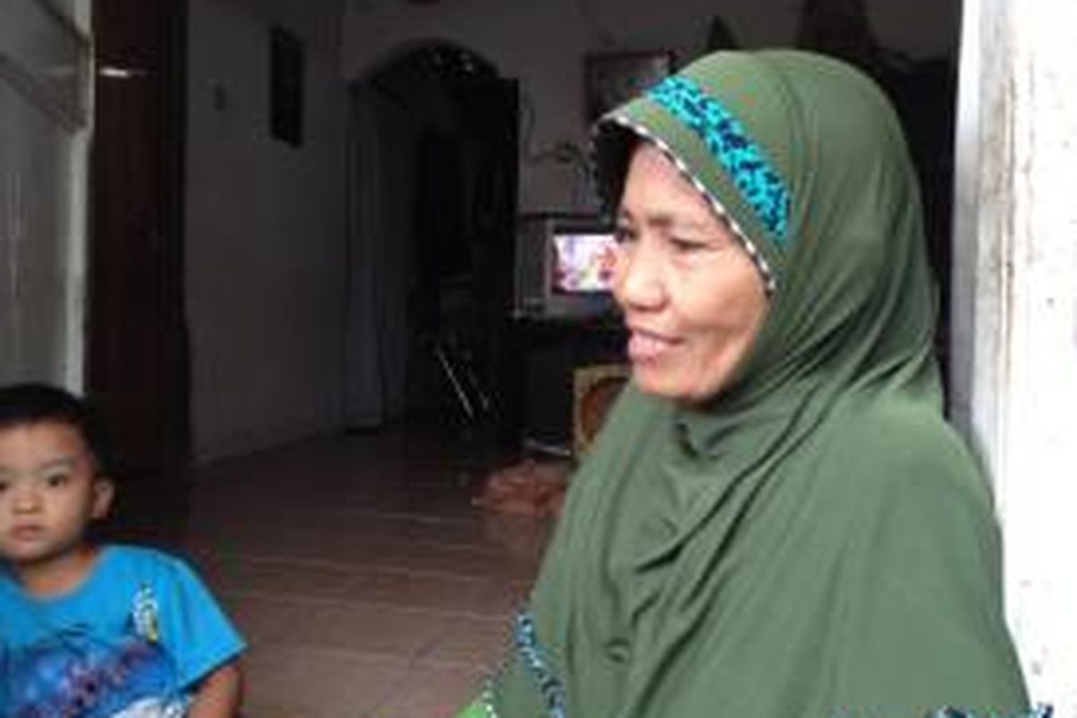 Nafsiah (57), salah satu dari tujuh orang dewasa yang pingsan akibat menghirup gas beracun di dekat rumahnya, RT 11 RW 04, Kelurahan Pegadungan, Kecamatan Kalideres, Jakarta Barat, 28 Maret 2015. Foto diambil pada Selasa (12/5/2015).