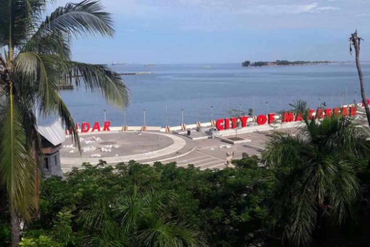 Pemandangan Pantai Losari dari rooftop Pod House Losari Makassar, Sulawesi Selatan, Minggu (19/6/2016). 