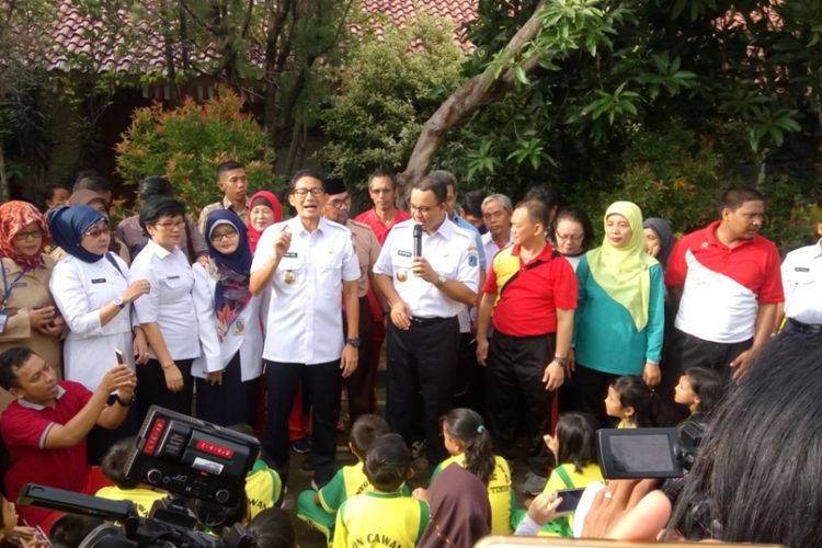 Gubernur dan Wakil Gubernur DKI Jakarta, Anies Baswedan dan Sandiaga Uno saat berkunjung ke SDN 04 Pagi Cawang, Jakarta Timur, Rabu (18/10/2017).