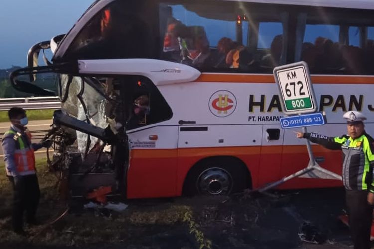 Kondisi Bus Harapan Jaya usai menabrak truk di Jalan Tol Jombang - Mojokerto, Jawa Timur, Selasa (2/7/2024).