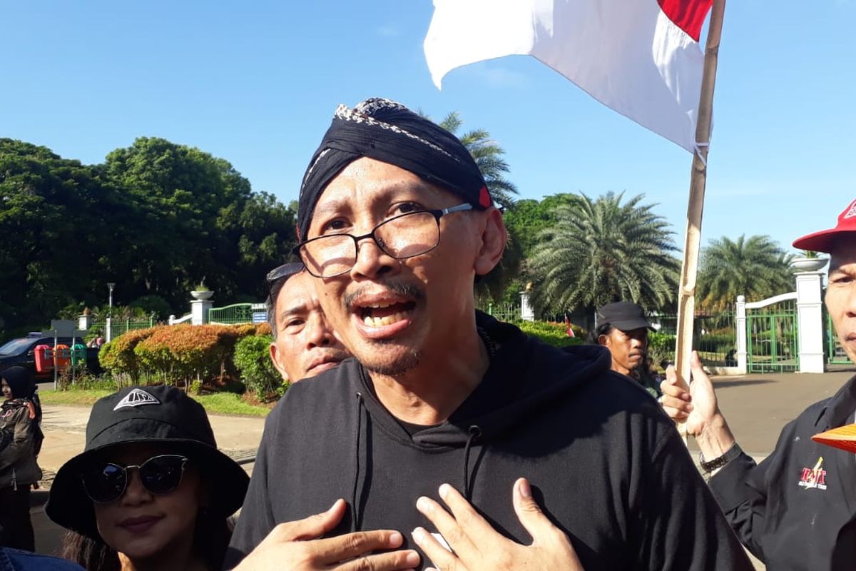 Pegiat media sosial Permadi Arya atau kerap disapa Abu Janda ikut berdemonstrasi bersama massa pengkritik Gubernur DKI Jakarta Anies Baswedan di Jalan Silang Merdeka Barat Daya, Monas, Jakarta Pusat, Selasa (14/1/2020).