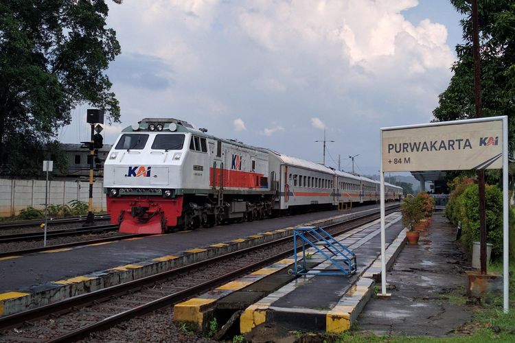 Perjalanan dari Jakarta menuju Purwakarta dimulai dari keberangkatan Stasiun Jakarta Kota atau Tanah Abang menuju Cikarang. Tarif Commuter Line tersebut Rp 5.000 sekali jalan. Bahkan, bila berangkat dari Stasiun Manggarai, tarifnya hanya Rp 4.000 per orang sekali jalan.
