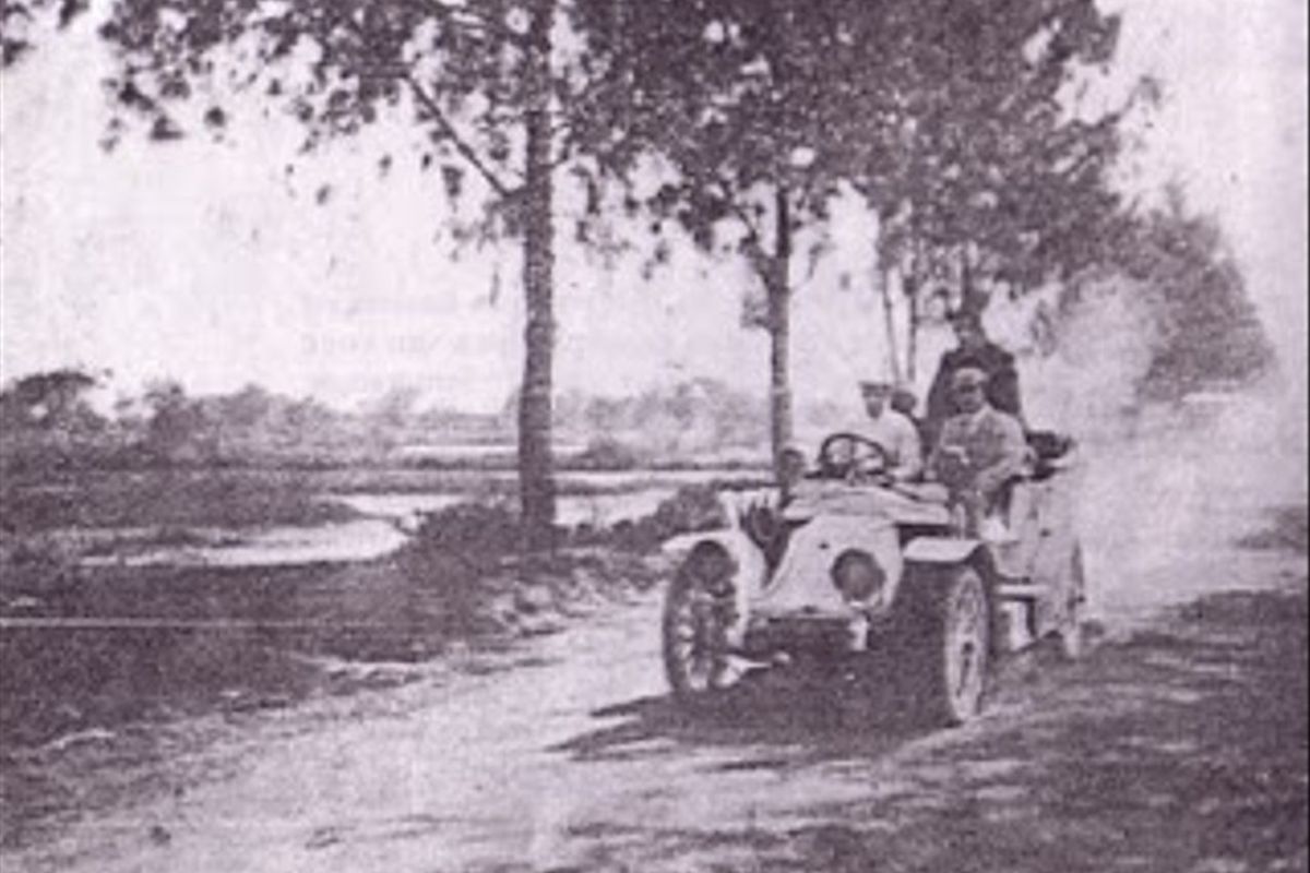Decnop dan rombongan touring dari Jakarta-Surabaya menggunakan mobil Charron pada 1911.