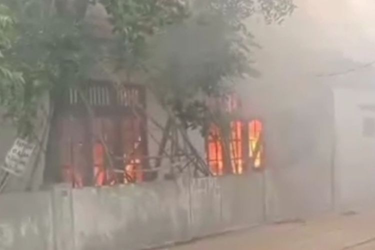 Petugas Damkar Kabupaten Cirebon Jawa Barat berusaha memadamkan kobaran api yang membakar rumah di Desa Paliaman Timur Kecamatan Palimanan Kabupaten Cirebon Jawa Barat pada Kamis (23/102/2025) siang .