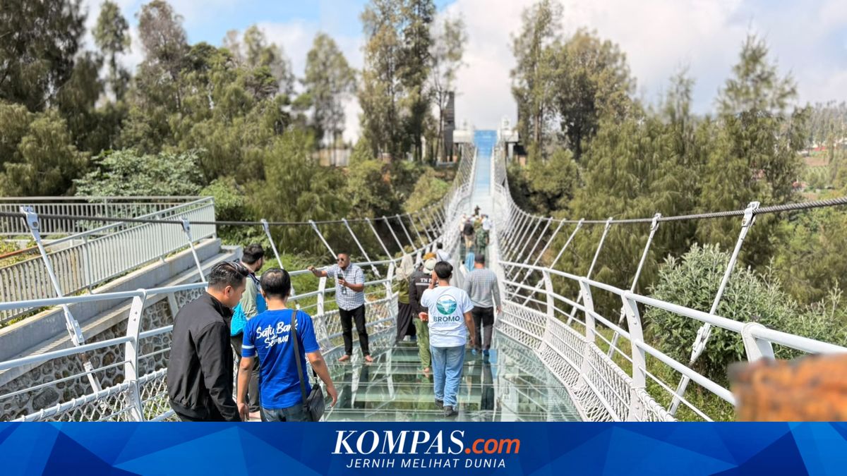 Meski Tahan Beban 60 Orang, Jembatan Kaca Bromo Dibatasi 40 Pengunjung