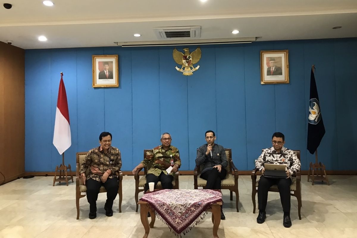 Menteri Pendidikan dan Kebudayaan, Nadiem Makarim beserta jajaran pejabat Kementerian Pendidikan dan Kebudayaan dalam acara Bincang Sore di Kemendikbud, Jakarta, Selasa (12/2/2020). 