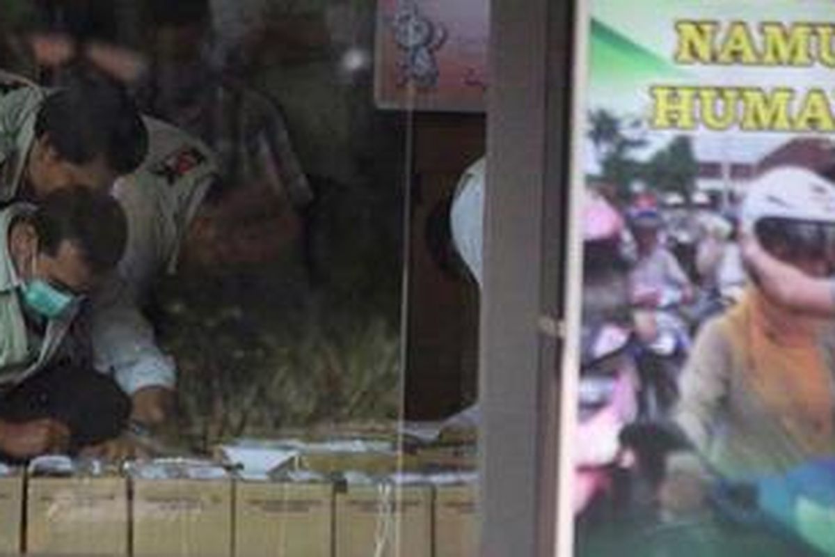 Ilustrasi: KPK mendata barang bukti hasil penggeledahan di Markas Korps Lalu Lintas Kepolisian RI di Jalan MT Haryono, Jakarta, Selasa (31/7/2012). 