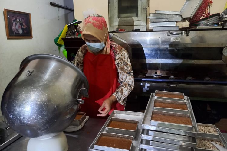 Pemilik Oemah Ganjel Rel, Aunil Fadlilah, sedang menyiapkan adonan Kue Ganjel Rel, Selasa (7/2/2023).