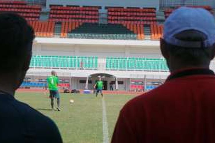Pelatih tim nasional Alfred Riedl dan asisten pelatih Wolfgang Pikal mengamati kemampuan pemain dalam seleksi tahap kedua tim nasional Indonesia di Stadion Pakansari, Cibinong, Rabu (17/8/2016). 