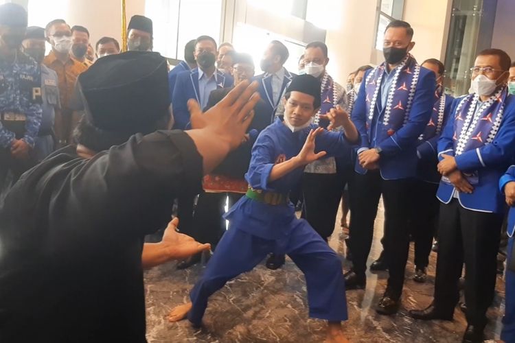 Ketua Umum Partai Demokrat Agus Harimurti Yudhoyono (AHY) dan Gubernur DKI Jakarta Anies Baswedan menyaksikan pertunjukan palang pintu saat menghadiri acara pelantikan pengurus DPD Partai Demokrat DKI Jakarta dan Maluku Utara di JIEXPO Kemayoran, Jakarta, Selasa (15/3/2022).