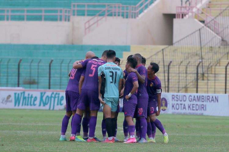 Pemain Persik Kediri doa bersama jelang melawan Persita Tangerang pada pertandingan pekan ke-15 Liga 1 2021-2022 yang berakhir dengan skor 2-0 di Stadion Sultan Agung Bantul, Jumat (02/12/2021) sore.