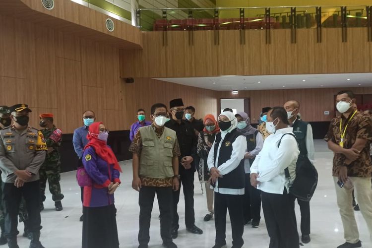 Gubernur Jawa Timur Khofifah IndarParawansa meninjau proses vaksinasi yang digelar oleh Keluarga Alumni Universitas Jember (Kauje) di Auditorium Unej Sabtu (21/7/2021)