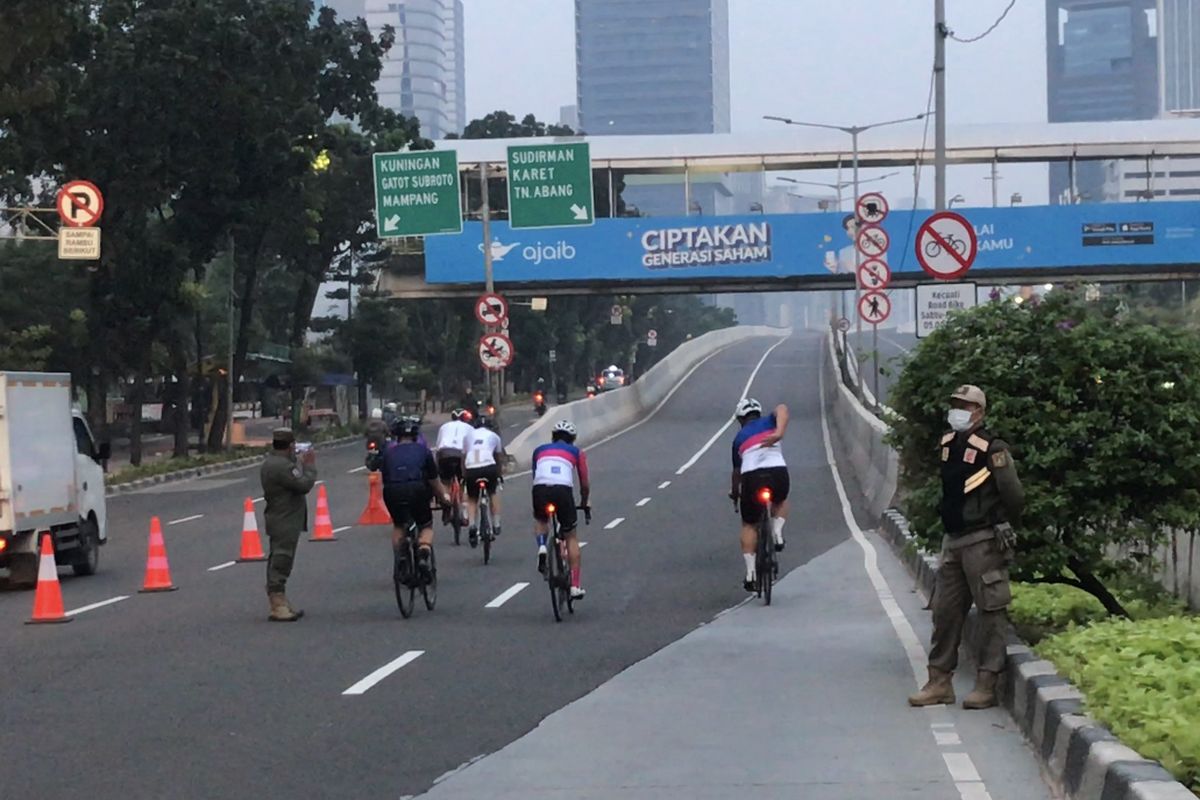 Sejumlah pesepeda roadbike mulai menjajal kebijakan uji coba Jalan Layang Non Tol (JLNT) Kampung Melayu-Tanah Abang, Minggu (23/5/2021) pagi.