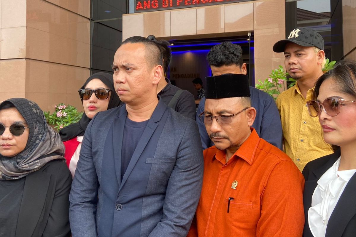 Salah satu kuasa hukum Imam Masykur, Stein Siahaan (dua dari kiri) dan anggota DPD RI asal Aceh, Haji Sudirman (dua dari kanan) saat ditemui wartawan usai sidang pembacaan dakwaan terhadap tiga anggota TNI pembunuh Imam di Pengadilan Militer II-08 Jakarta, Senin (30/10/2023).