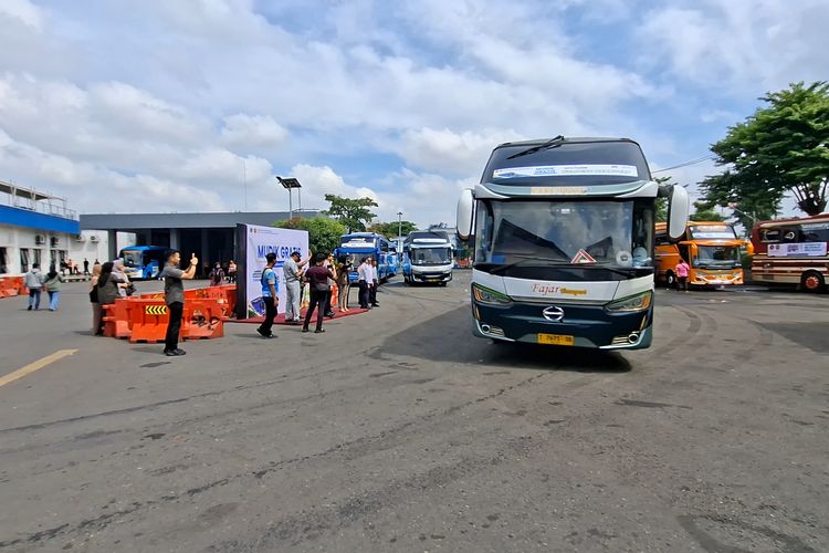 Bus pengangkut peserta mudik gratis. 