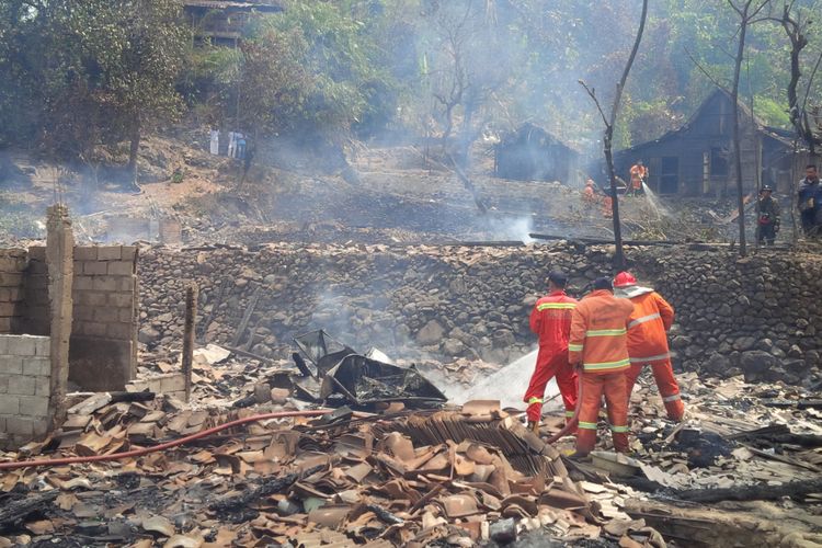 : Sebanyak 10 rumah di dusun Krajan Desa Penawangan, Kecamatan Pringapus Kabupaten Semarang rata dengan tanah akibat dilalap si jago merah, Rabu (6/9/2017) siang.
