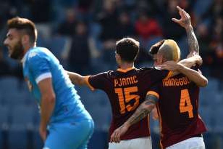 Para pemain AS Roma merayakan gol Radja Nainggolan ke gawang Napoli pada lanjutan Serie A di Stadion Olimpico, Senin (25/4/2016).