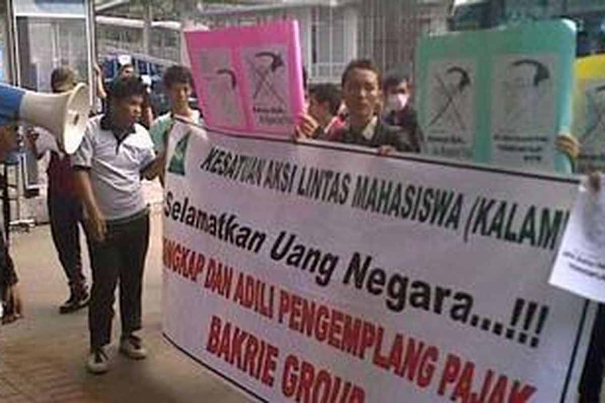 Sekelompok mahasiswa beraksi di depan Gedung KPK, Jumat (1/10/2010) menuntut pemeriksaan terhadap Aburizal Bakrie atas kasus penggelapan pajak.