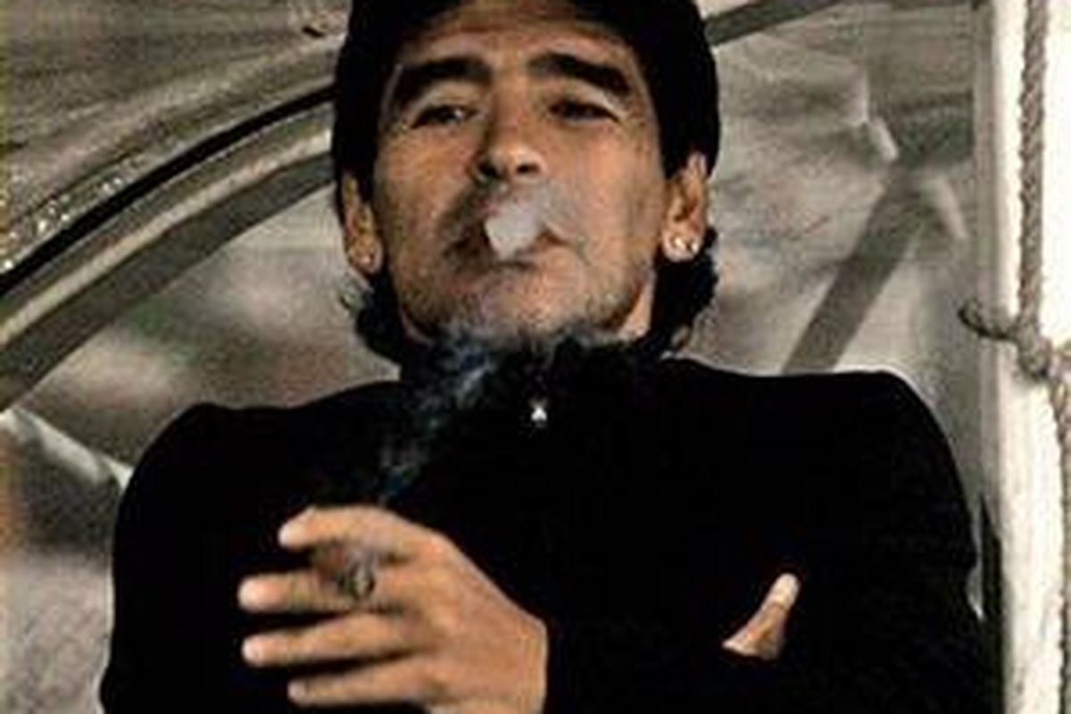 Diego Maradona saat merokok.